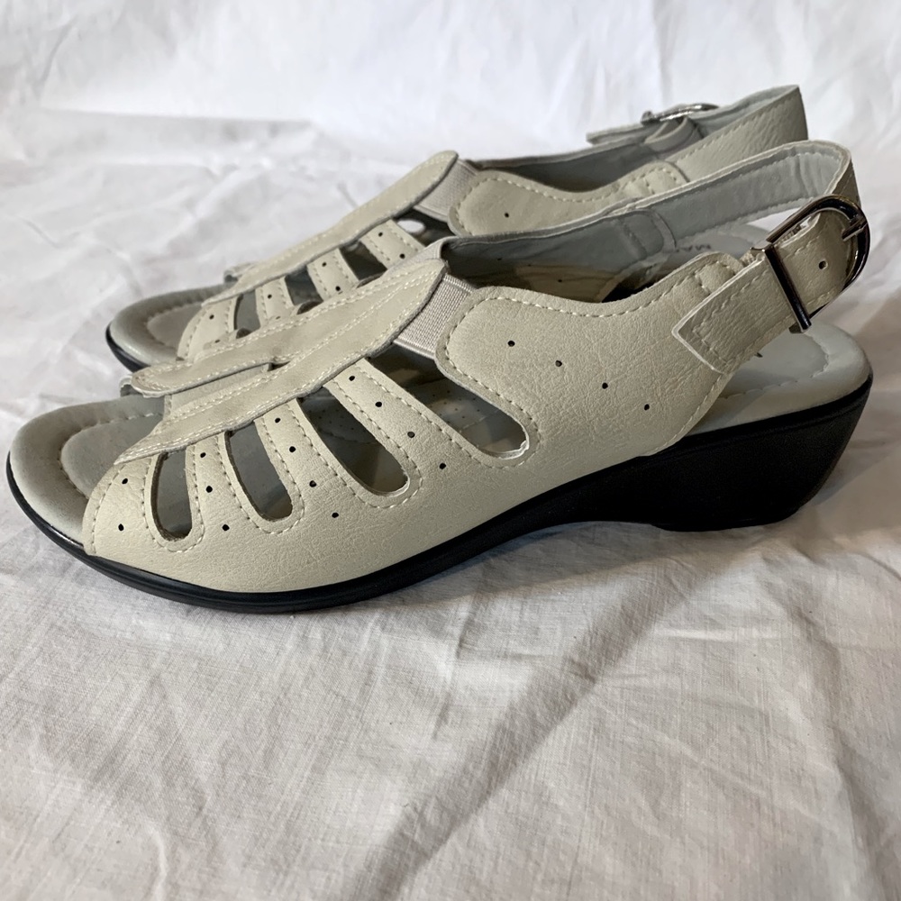 Woman’s Open-toed Sandals. *NEW* Size 6.